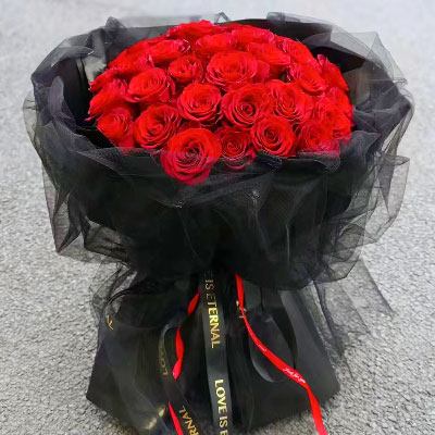 黔南33朵红玫瑰黑色包装，此花表真心